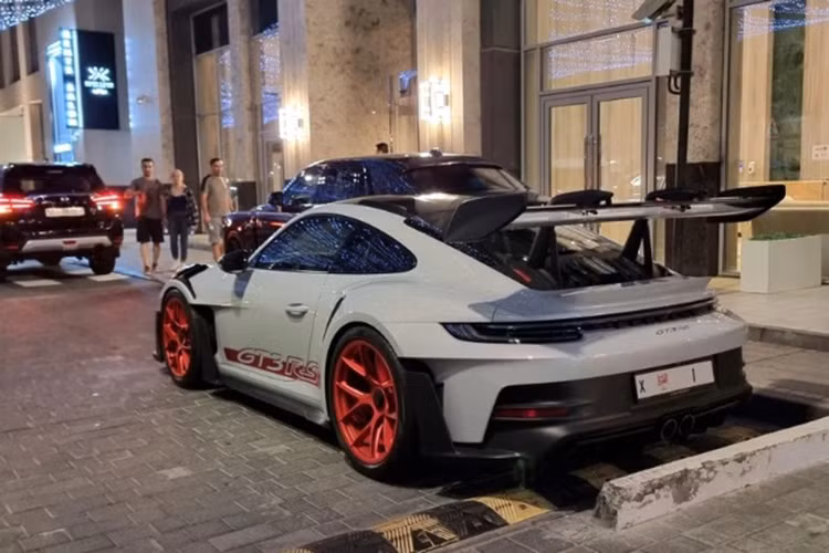 Theo nhiều nguồn tin, mức giá biển số xe Porsche 911 GT3 RS này có giá trị khoảng 9,5 triệu USD (241,77 tỷ đồng), gấp 19 lần mức giá trung bình của mẫu Porsche 911 GT3 RS thế hệ mới đang bán ra tại UAE. Hiện tại, đầu chữ "X" trên biển số này vẫn chưa được cung cấp cho các mẫu xe đăng ký tại Fujairah.