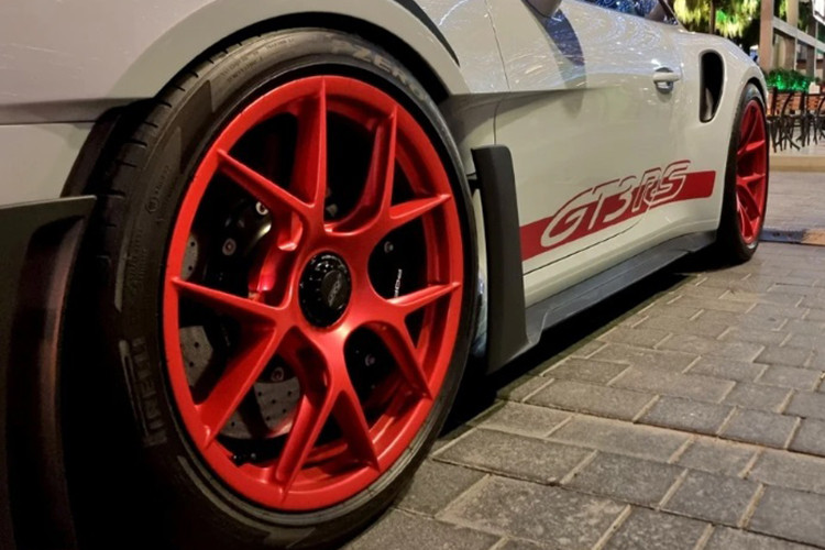 Xe gây ấn tượng với màu sơn Crayon Grey, đi cùng bộ mâm đa chấu màu đỏ nổi bật. Phía trên nắp ca-pô có hai hốc gió lớn đi kèm bộ ốp chia gió. Vòm bánh trước và bánh sau đều có các khe gió, kết hợp cùng líp cản trước tạo nên khe hút gió hai bên.