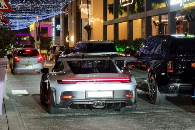 Cung cấp sức mạnh vận hành cho Porsche 911 GT3 RS là khối động cơ Boxer 6 xi-lanh, 4.0 lít hút khí tự nhiên cho công suất đạt 525 mã lực và mô-men xoắn 470 Nm. Xe được trang bị hệ thống nạp ga đơn và bộ truyền động van cứng có nguồn gốc từ môn đua xe thể thao.