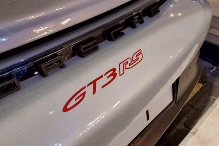 Bộ tản nhiệt trung tâm trên 911 GT3 RS mới được đặt ở vị trí của khoang hành lý phía trước, giúp tận dụng không gian ở phía trước để tích hợp các yếu tố khí động học chủ động.