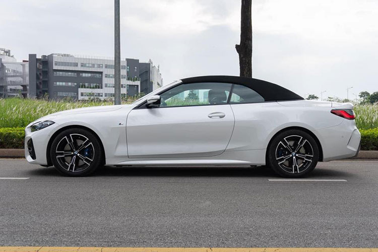 Mới đây, một chiếc BMW 430i Convertible 2022 màu trắng, biển Hà Nội đã chính thức bước lên sàn xe cũ với giá 3,650 tỷ đồng sau quãng đường lăn bánh khá ít ỏi, chỉ 10.000 km. Giá xe BMW 430i Convertible 2022 chính hãng tại Việt Nam hiện đang niêm yết ở mức 3,219 tỷ đồng. Mức phí lăn bánh cho khu vực Hà Nội rơi vào khoảng 3,627 tỷ đồng.