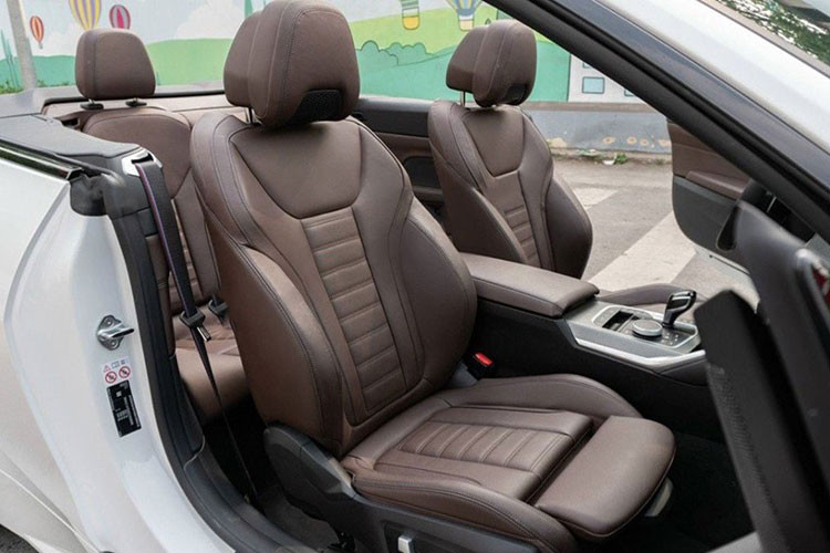 BMW 430i Convertible 2022 được trang bị động cơ xăng 4 xi-lanh với công nghệ TwinPower Turbo nổi tiếng của BMW 4, sinh công suất 258 mã lực và mô men xoắn 400 Nm. Kết nối với đó là hộp số Steptronic Sport 8 cấp, cho khả năng chuyển số nhanh, mượt mà. Xe chỉ mất 6,2 giây để tăng tốc từ 0-100 km/h trước khi đạt vận tốc tối đa 250 km/h. Bên cạnh đó, xe còn có 2 chế độ lái là Sport và Eco Pro.