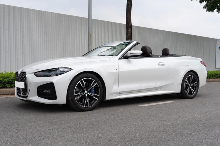 BMW 430i Convertible thế hệ mới chính thức gia nhập thị trường Việt vào cuối năm 2021 với nhiều thay đổi, trở thành nỗi khát khao của bao tay chơi xe đua. Vốn là cái tên độc tôn trong phân khúc, cộng số lượng khá hạn chế nên việc sở hữu BMW 430i Convertible 2022 tại Việt Nam càng khẳng định thêm chất chơi của chủ nhân.