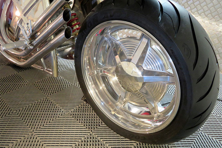 Toàn bộ phần thân vỏ và các chi tiết kim loại của chiếc xe đã được mạ bóng loáng, với chỉ một số điểm nhấn màu đỏ như yên xe, nắp quy-lát của động cơ, heo phanh. Bảng đồng hồ là loại màn hình màu Koso RXF đa thông tin, hệ thống phuộc trước có dạng đa liên kết Girder trong khi các chi tiết như mâm, đĩa phanh… đều đã được Levis tự sản xuất.