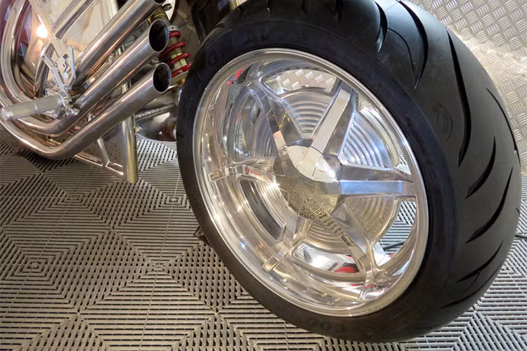 Toàn bộ phần thân vỏ và các chi tiết kim loại của chiếc xe đã được mạ bóng loáng, với chỉ một số điểm nhấn màu đỏ như yên xe, nắp quy-lát của động cơ, heo phanh. Bảng đồng hồ là loại màn hình màu Koso RXF đa thông tin, hệ thống phuộc trước có dạng đa liên kết Girder trong khi các chi tiết như mâm, đĩa phanh… đều đã được Levis tự sản xuất.