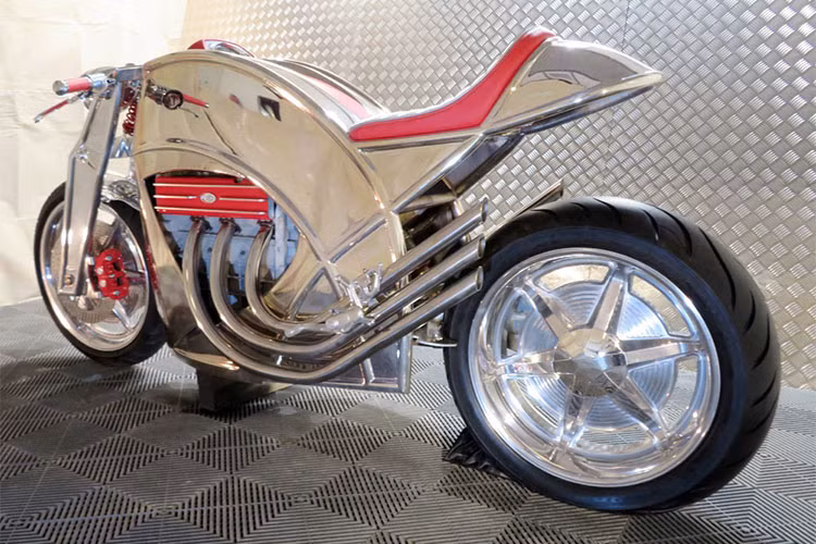 Được thành lập vào năm 1911, hãng xe máy Levis Motorcycles từng là niềm tự hào của nước Anh khi tạo ra mẫu xe vô địch giải đua Isle of Man TT. Sau Thế chiến II, hãng môtô này gặp khó khăn và phải tuyên bố phá sản vào năm 1946. Gần 70 năm sau, cái tên này mới được tái sinh lại với siêu phẩm độc nhất vô nhị.