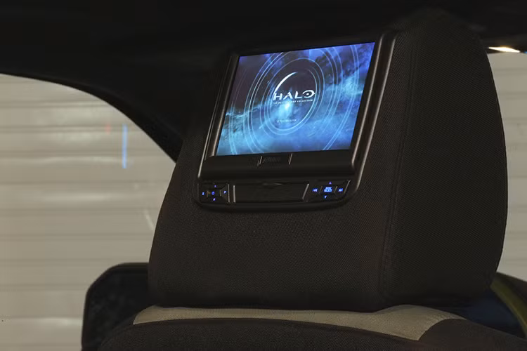 Chưa hết, người ngồi sau có thể … thưởng thức video game qua hai dàn máy Xbox One tích hợp với màn hình gắn ở ghế trước. 