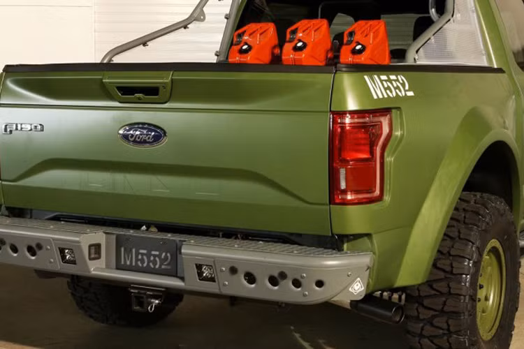 Ford F-150 Halo Sandcat được trang bj giảm xóc Fox Racing, trục bánh xe sau của Currie, cản trước sau ADD, bậc ở bậu cửa, khung ở thùng sau và bộ la-zăng 17 inch hầm hố.