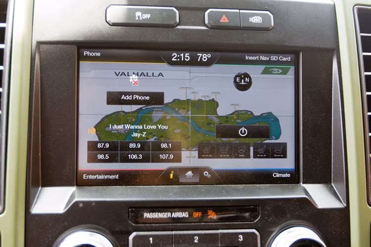 Màn hình lớn được trang bị phía ghế lái với vô số các ứng dụng dành cho dân chơi offroad.