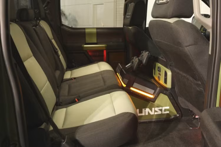 Hàng ghế ngồi cũng được phối màu theo tiêu chí của xe với một số chi tiết được phối màu xanh trên cửa, thảm để sàn...