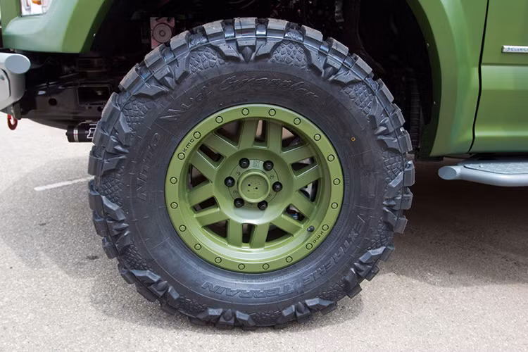 Galpin Auto Sports bổ sung thêm dàn lốp chuyên off-road lớp sơn màu xanh lính đậm chất Halo.