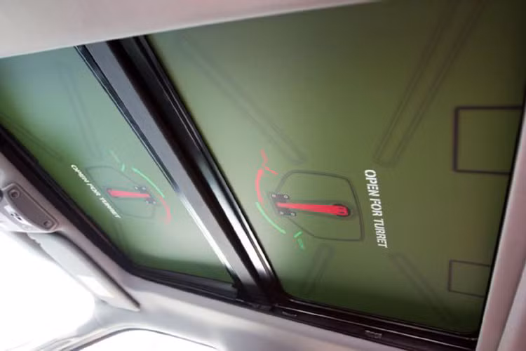 Trần xe được thiết kế khá đặc biệt với cử sổ trời được chia làm hai.