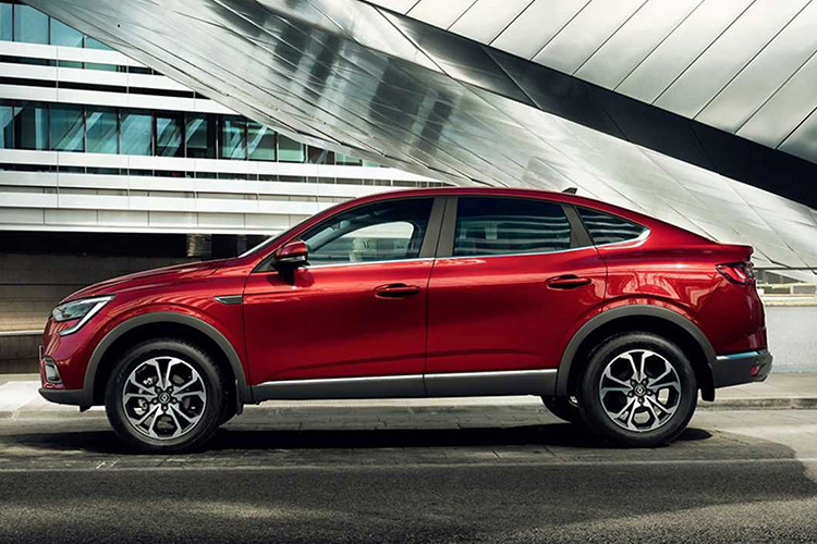 Bắt đầu được bày bán tại thị trường Nga từ hôm 5/7/2019, giá xe Renault Arkana mới khởi điểm khá "mềm", chỉ 1.014.990 Ruble (khoảng 15.900 USD hay 370 triệu đồng). Xe được chia thành 3 bản trang bị là Life, Drive và Style. Bên cạnh đó còn có phiên bản giới hạn số lượng Limited One có giá 1.449.990 Ruble (khoảng 23.500 USD hay 529 triệu đồng).