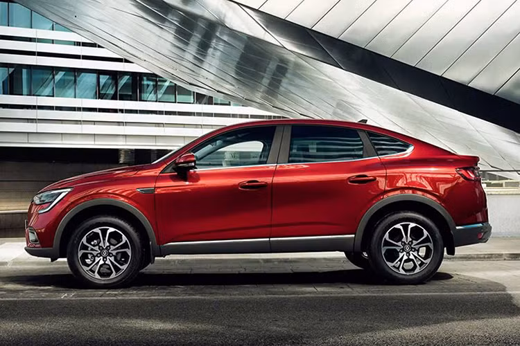 Bắt đầu được bày bán tại thị trường Nga từ hôm 5/7/2019, giá xe Renault Arkana mới khởi điểm khá "mềm", chỉ 1.014.990 Ruble (khoảng 15.900 USD hay 370 triệu đồng). Xe được chia thành 3 bản trang bị là Life, Drive và Style. Bên cạnh đó còn có phiên bản giới hạn số lượng Limited One có giá 1.449.990 Ruble (khoảng 23.500 USD hay 529 triệu đồng).