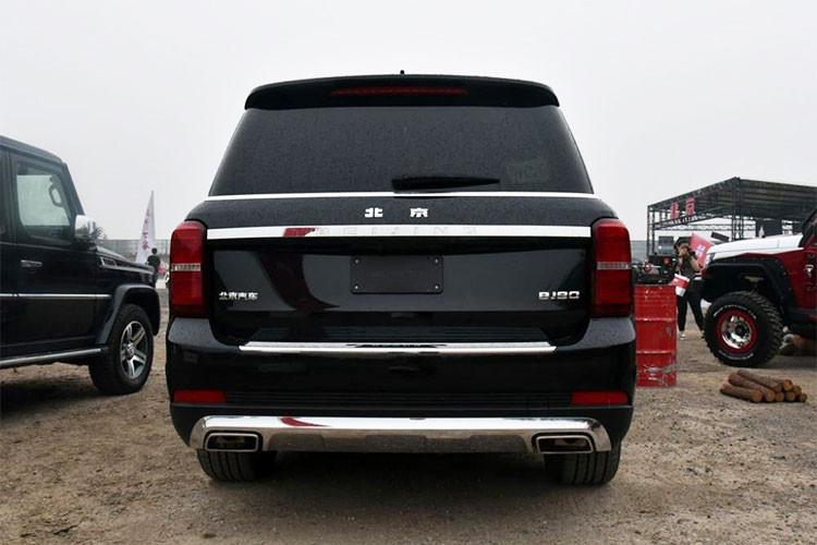 Beijing Auto và Daimler-Benz có mối quan hệ mật thiết khi tập đoàn ôtô Đức sở hữu 12% cổ phần BAIC Motor, công ty mẹ của Beijing Auto. Tuy nhiên mối quan hệ không thực sự hòa thuận, bởi Daimler vẫn rất tức giận về sự ra đời của Beijing Auto BJ80, một mẫu xe nhái G-Class đã được phát triển mà không có bất cứ sự cho phép nào.