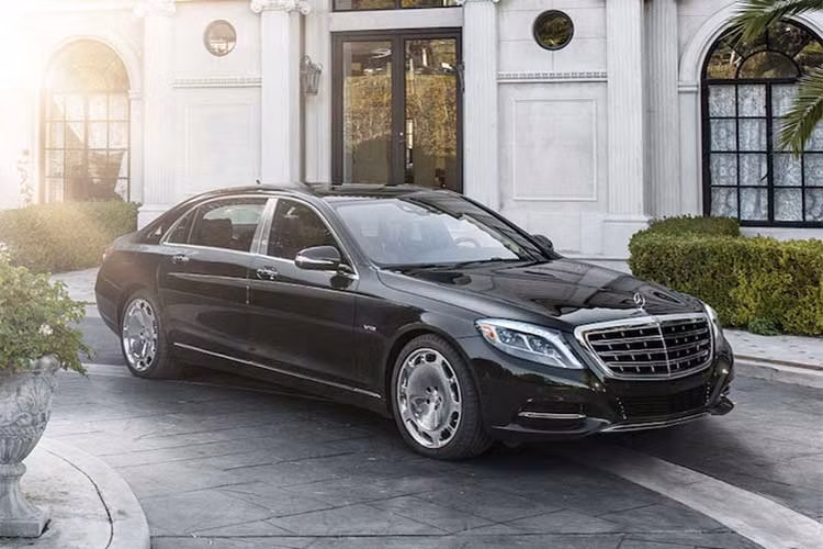 Phiên bản Mercedes-Benz S560 mới sẽ sử dụng động cơ V8 4.0 tăng áp kép mới, không chỉ mạnh mẽ hơn phiên bản động cơ xăng S500 cũ, mà còn tiết kiệm nhiên liệu hơn 12%. Cụ thể, động cơ V8 của S560 sẽ mạnh 469 mã lực và mô men xoắn cực đại lên tới 700 Nm.