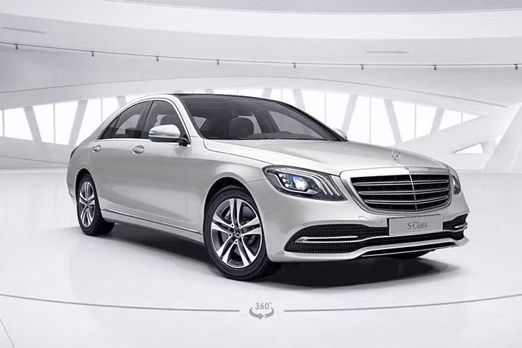 Mẫu xe sang Mercedes-Benz S-Class 2018 mới là bản nâng cấp facelift giữa vòng đời thế hệ thứ 6 của S-Class (W222). Mẫu xe lá cờ đầu của Mercedes-Benz chính là mẫu sedan cỡ lớn hạng sang bán chạy nhất thế giới trong năm 2016. Tính từ năm 2013, hãng xe Đức đã bán hơn 300.000 chiếc S-Class.