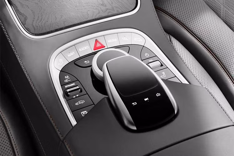 Các đại lý Mercedes-Benz tại Việt Nam hiện đã bắt đầu công bố giá bán cho dòng xe S-Class 2018. Theo như đại lý Haxaco, giá bán cụ thể các phiên bản S-Class 2018 như sau, bao gồm cả Mercedes-Maybach S-Class: Cụ thể, mẫu xe Mercedes-Benz S 450 2018 có giá 4,199 tỉ đồng (bản S 400 L trước đây có giá 3,999 tỉ đồng).