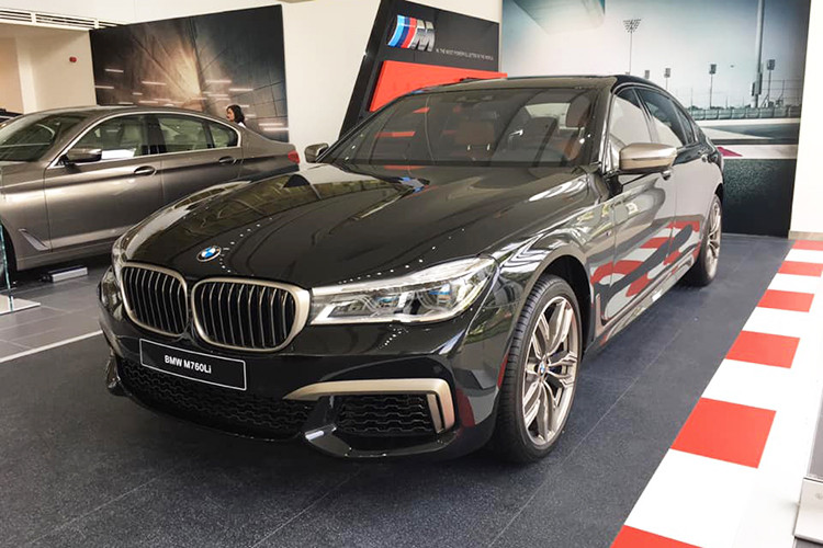 Được đưa về cùng lúc với những "người anh em" BMW X4, BMW 750Li và BMW 420 Gran Coupe trong tuần vừa qua, chiếc xe sang BMW M760Li với số lượng 1 chiếc duy nhất đã về đại lý chính hãng ở TP HCM.
