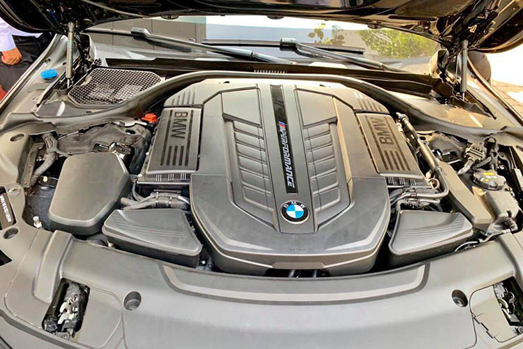 Tại thị trường Mỹ, xe có giá bán khoảng 3,614 tỷ đồng. Tuy nhiên khi về Việt Nam, giá xe BMW M760Li 2019 được mang về thuộc bản xDrive với mức giá tạm tính khoảng 13 tỷ đồng.
