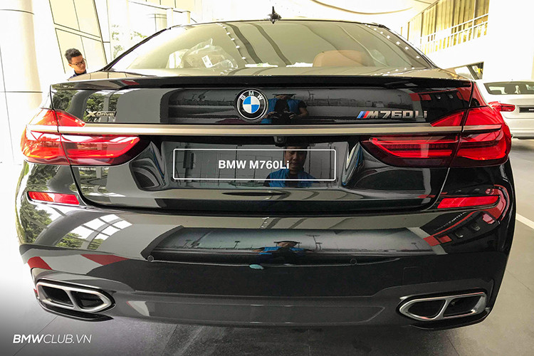 BMW đã tinh chỉnh lại một số chi tiết nhỏ nhưng không kém phần quan trọng để gia tăng vẻ mạnh mẽ và thể thao cho chiếc siêu sedan này. Nếu như ở phiên bản 7-Series thông thường, tấm ốp "hốc mũi" sẽ là thanh kim loại mạ chrome sáng bóng thì ở M760Li xDrive G12 lại là thanh kim loại nhưng sơn mờ màu ghi xám ánh nâu tuyệt đẹp.