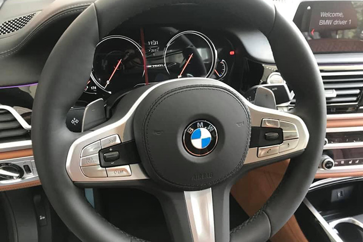 Hàng ghế sau được trang bị máy tính bảng điều khiển BMW Touch Command, cho phép người ngồi tại đây có thể dễ dàng điều khiển các tùy chỉnh trên xe với 2 màn hình dạng tablet gắn trên lưng ghế trước. Các ghế ngồi được tích hợp chức năng thông hơi và massage với nhiều chế độ hoạt động. Hộc làm mát như một tủ lạnh mini đặt chính giữa hai ghế sau, cửa sổ trời Sky Lounge…