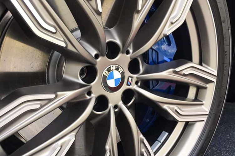 Chưa hết, hai thanh kim loại ốp ở hốc hút gió dưới cũng được làm tương tự như trên, phần khe hút gió ở cản dưới cũng được làm lại với ấu trúc đan xen với nhau. "Cặp mắt" trên xe sang BMW M760Li xDrive G12 sử dụng công nghệ đèn cao cấp nhất hiện nay - Laser Led cho ánh sáng "biến đêm thành ngày" tinh tế và đầy ấn tượng.