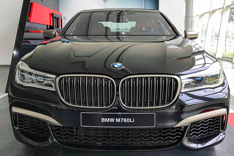 BMW M760Li xDrive G12 được hãng xe xứ Baravia trình làng tới thị trường Đông Nam Á vào đầu năm 2017 tại Triển lãm Bangkok Motor Show và nhanh chóng nhận được sự quan tâm đông đảo của giới mộ điệu xe Đức. Về ngoại thất, mẫu sedan hạng sang nhà BMW sở hữu thiết kế không khác biệt nhiều so với những "người anh em" 7-Series của mình.