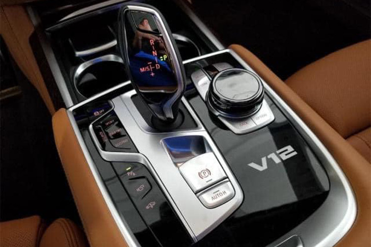 Tương đương với nhiều siêu xe thể thao trên thị trường hiện nay, tốc độ tối đa được giới hạn điện tử ở mức 250 km/h. Khách hàng hoàn toàn có thể sở hữu thêm gói tùy chọn M nhằm mở tốc độ tối đa của xe lên ngưỡng 305 km/h.