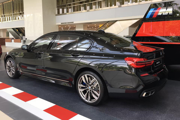 Về Việt Nam với gói trang bị M, BMW M760Li 2019 mới mang trên mình chất thể thao khác với những người em khác trong dòng xe BMW 7-Series hiện đang được THACO phân phối chính hãng như 730Li, 740Li và 750Li.