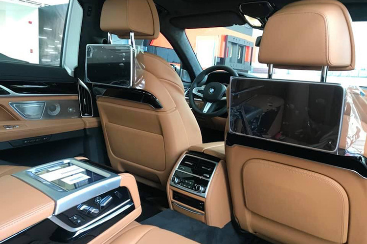 BMW M760Li 2019 được trang bị động cơ V12 6.6L Biturbo sản sinh công suất tối đa lên đến 610 mã lực, mô-men xoắn cực đại 800 Nm. Mẫu siêu sedan này có khả năng tăng tốc từ 0 – 100 km/h chỉ mất 3,7 giây.