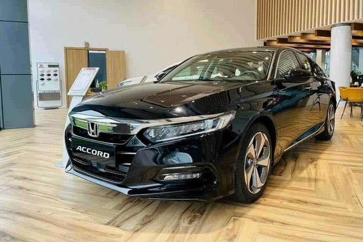  Honda Accord: 10 xe Honda Accord tiếp tục dẫn đầu danh sách ôtô bán chậm nhất tháng khi chỉ bán được 10 xe. Dù đã giảm giá tới 250 triệu đồng, đưa giá bán xuống 1,069 tỷ đồng mẫu sedan cỡ D này vẫn không thu hút được người mua. Mẫu sedan hạng D này không còn hấp dẫn người mua bởi giá cao và phân khúc ngày càng hẹp.
