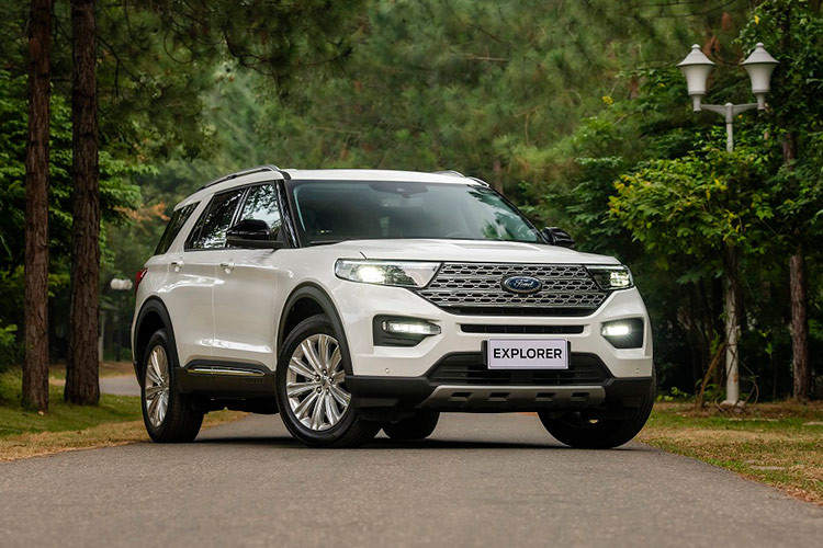  Ford Explorer: 60 xe Vị trí thứ 9 thuộc về Ford Explorer với 60 xe bán ra, tăng 46,3% so với tháng trước (41 xe). Cộng dồn doanh số từ đầu năm đến nay, Ford Explorer đã đạt được 606 xe, tăng trưởng mạnh 108,2% so với cùng kỳ năm 2023. Ford Explorer được nhập khẩu nguyên chiếc vào thị trường Việt Nam với 1 phiên bản duy nhất giá 2,099 tỷ đồng.