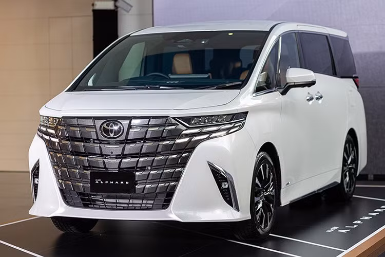  Toyota Alphard: 18 xe Toyota Alphard bán được 18 xe trong tháng 11/2024, tăng 12,5% so với tháng trước đó (16 xe). Dù có giá bán từ 4,37 tỷ đồng, dòng xe cao cấp này vẫn có doanh số lũy kế 11 tháng đạt 130 xe, tăng 14% so với cùng kỳ năm ngoái. Lý do doanh số của mẫu xe này khó có thể tạo sự bứt phá do được nhập khẩu từ Nhật Bản nên mức thuế bị áp cao, dẫn tới giá bán của Alphard cao từ 4,37-4,475 tỷ đồng, đắt nhất trong dải sản phẩm của Toyota. 