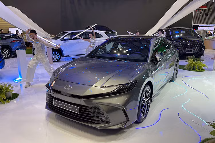  Toyota Camry: 23 xe Vị trí thứ 3 thuộc về Toyota Camry với 23 xe được bán ra trong tháng 11/2024, giảm 69,7% so với tháng trước đó (76 xe). Doanh số lũy kế của Toyota Camry trong 11 tháng của năm 2024 là 1.061 xe, giảm mạnh 51,4 % so với cùng kỳ năm ngoái. Hiện tại, Toyota Camry thế hệ mới có 3 phiên bản gồm xăng và hybrid với giá bán từ 1,220-1,530 tỷ đồng.
