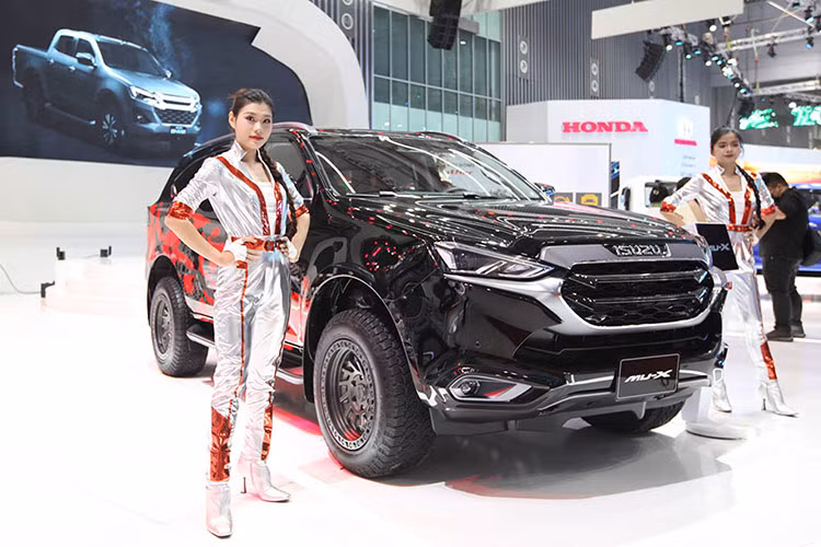  Isuzu mu-X: 32 xe Mẫu SUV Isuzu mu-X đạt doanh số 32 xe, tăng 39% so với tháng trước đó (23 xe). Doanh số lũy kế của mu-X trong 11 tháng của năm 2024 là 215 xe, tăng 10,8% so với cùng kỳ năm ngoái. Dù có mức giá cạnh tranh và khả năng vận hành bền bỉ, mu-X vẫn chưa tạo ra được sức hút lớn so với các đối thủ cùng phân khúc. Xe có 4 phiên bản; giá bán dao động từ 910 triệu đồng đến 1,25 tỷ đồng.