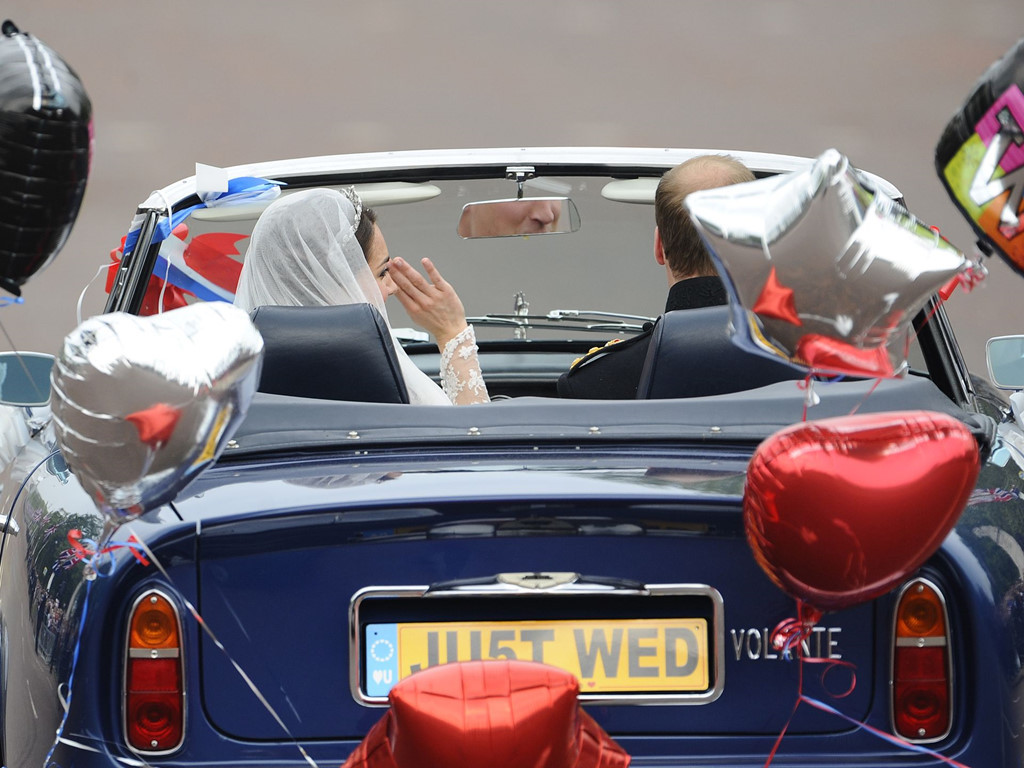 Trong lễ cưới, biển số xe chiếc Aston Martin DB6 Volante được đổi thành “Ju5t Wed” với dải băng đỏ, trắng và xanh gắn vào xe. Phần sau xe là quả cầu hình trái tim gắn thêm chữ cái “W” (viết tắt tên Hoàng tử William) và “C” (viết tắt tên cô dâu Catherine Middleton).