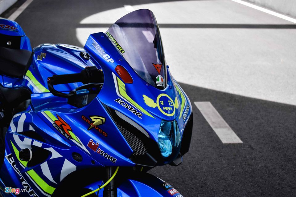 Suzuki GSX R1000 tại Việt Nam rất hiếm, chủ yếu tập trung tại khu vực phía Nam với số lượng khoảng 10 xe. Chiếm đa số trong đó là màu xanh biển đặc trưng của hãng ở giải đua MotoGP. Để tạo điểm nhấn riêng cho mình, một biker 9x đã chi hơn 100 triệu để độ lại chiếc xe.