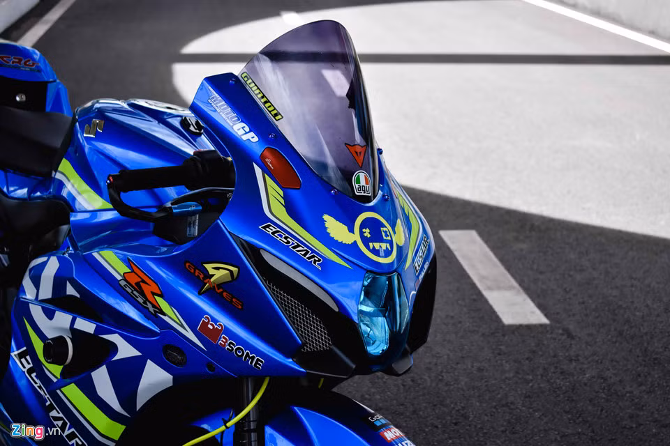 Suzuki GSX R1000 tại Việt Nam rất hiếm, chủ yếu tập trung tại khu vực phía Nam với số lượng khoảng 10 xe. Chiếm đa số trong đó là màu xanh biển đặc trưng của hãng ở giải đua MotoGP. Để tạo điểm nhấn riêng cho mình, một biker 9x đã chi hơn 100 triệu để độ lại chiếc xe.