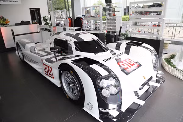 Dau gia tu thien phien ban trung bay Porsche 919 Hybrid