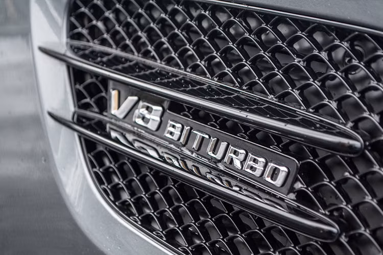 GTS Edition 1 cũng được trang bị 4 chế độ vận hành gồm Comfort, Sport, Sport Plus và Race. Xe được trang bị bộ la-zăng màu đen 9 chấu kết hợp cùng kẹp phanh màu bạc hiệu AMG, mâm trước 19 inch với lốp có kích thước 265/35, mâm sau 20 inch cùng lốp có kích thước 295/30.