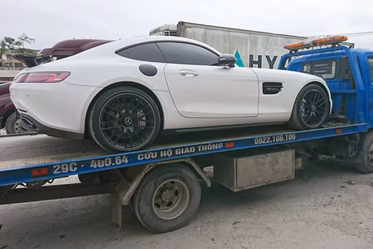 So với AMG GT S, phiên bản Edition 1 tại Hà Nội khác biệt với những nâng cấp dễ nhận ra ở ngoại thất như trần xe được phủ chất liệu carbon cao cấp thay cho cửa sổ trời panorama bằng kính trên phiên bản tiêu chuẩn, cản trước được nới ra thêm phía trước giúp xe tăng tính khí động học.