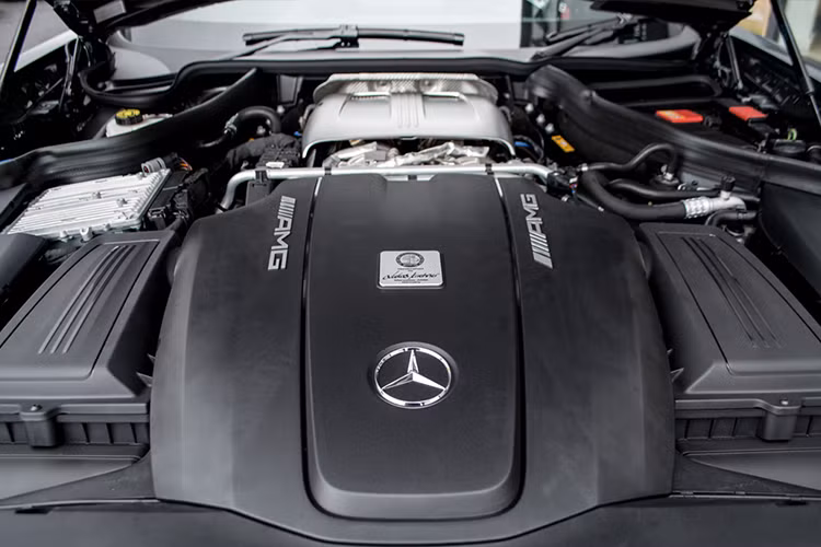 Động cơ trên xe vẫn là loại V8, dung tích 4,0 lít, tăng áp kép, sản sinh công suất tối đa 510 mã lực tại vòng tua máy 6.250 vòng/phút và mô-men xoắn cực đại 650 Nm trong khoảng vòng tua 1.750-4.750 vòng/phút. Hộp số 7 cấp ly hợp kép. Xe mất 3,8 giây để tăng tốc lên 100 km/h từ vị trí xuất phát trước khi đạt vận tốc tối đa 310 km/h.