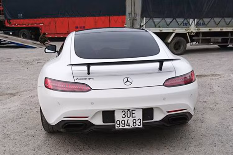 So với AMG GT S từng xuất hiện tại thị trường Việt Nam trước đây, phiên bản Edition 1 này mang những điểm khác biệt với những nâng cấp dễ nhận ra ở ngoại thất như trần xe được phủ chất liệu carbon cao cấp thay cho cửa sổ trời panorama bằng kính trên phiên bản tiêu chuẩn, cản trước được nới ra thêm phía trước giúp xe tăng tính khí động học.