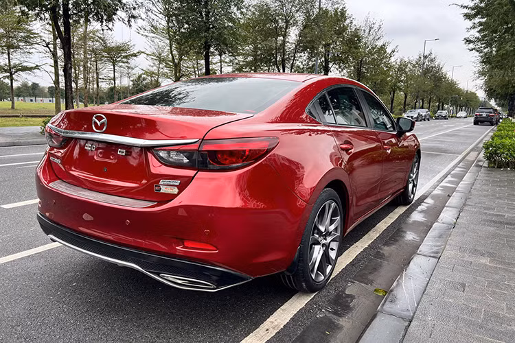 Giá xe Mazda6 2018 mềm hơn so với đối thủ cùng phân khúc. Chẳng Toyota Camry cùng đời đang được chào bán với giá 655-830 triệu đồng, Honda Accord có giá 650-666 triệu đồng. Sự chênh lệch này cũng mang lại sức hút đáng kể cho Mazda6.
