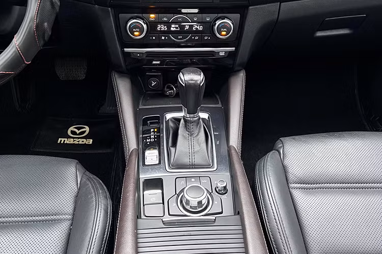 Xe được trang bị khối động cơ 2.0L, sản sinh công suất 153 mã lực, mô-men xoắn tối đa 210Nm. Khối động cơ này kết hợp hộp số tự động 6 cấp. Sau 7 năm sử dụng, Mazda6 2018 đã hết hạn bảo hành và có thể phát sinh một số vấn đề mà người mua cần lưu tâm. Đầu tiên là một số bệnh vặt có thể xuất hiện như lỗi gương gập điện khiến chúng khó đóng/mở, đặc biệt khi xe hoạt động dưới trời mưa. 