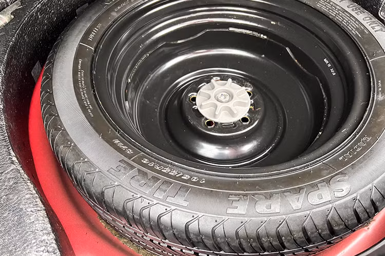 Ngoài ra, Mazda6 cũng bộc lộ một số nhược điểm mà người mua phải "thích nghi" như: hệ thống giải trí không kết nối Apple CarPlay, Android Auto nên người dùng không thể kết nối điện thoại thông minh để sử dụng các tính năng dẫn đường thông qua màn hình chính trên xe. 