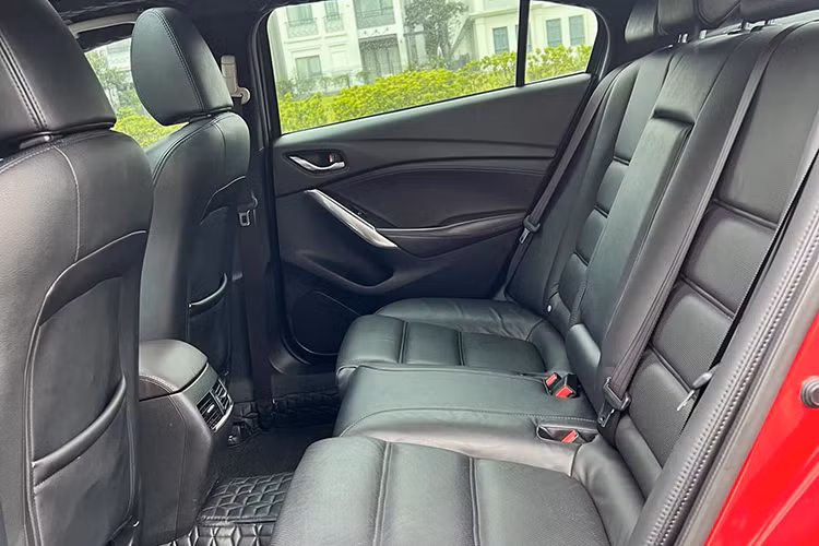 Ngoài ra, xe còn tích hợp một loạt tính năng hiện đại như cửa sổ trời, phanh tay điện tử, hệ thống điều hòa tự động 2 vùng độc lập, cảnh báo lệch làn, cảnh báo điểm mù, màn hình giải trí 7 inch đặt trên cao, 11 loa Bose,... Tại thời điểm sản xuất, những tính năng này của Mazda6 được xem là vượt trội nhất phân khúc. 