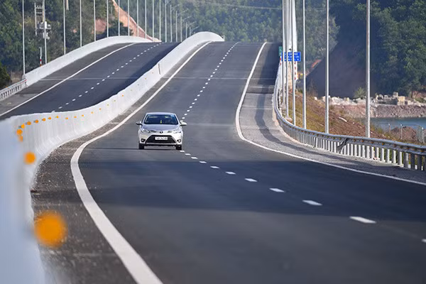 Cao toc 12.000 ty uon luon xuyen rung truoc ngay thong xe-Hinh-8