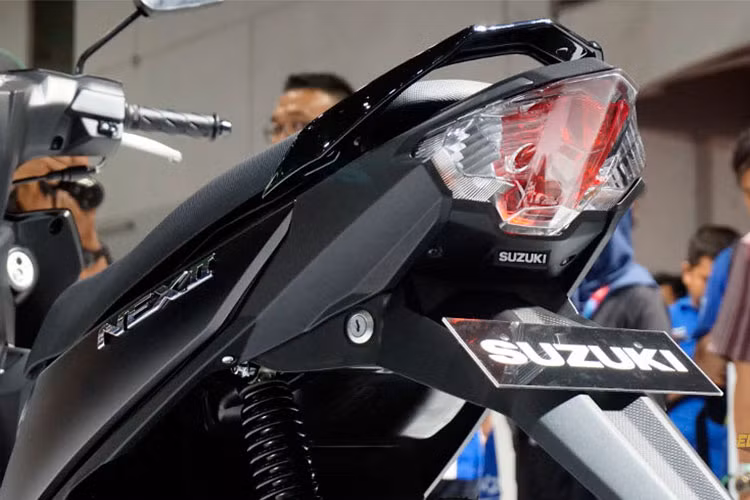 Khóa điện trên Nex II là loại từ tính thông thường, có thêm cổng sạc USB ở những phiên bản cao cấp. Yên xe đủ dùng cho hai người, hạ thấp trọng tâm người lái. Bình xăng thiết kế phía cốp sau xe, cụm đèn hậu thiết kế vuốt nhọn thể thao chung cho cả xi nhan và đèn báo...